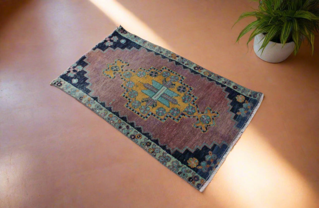 1.6 x 2.6ft - gorgeous vintage Turkish rug! perfect for bathroom, kitchen, nursery, laundry room, entryway, front door! 